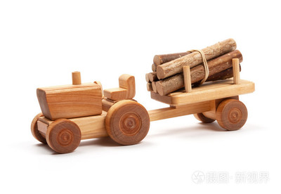 木制玩具拖拉机拖车在白